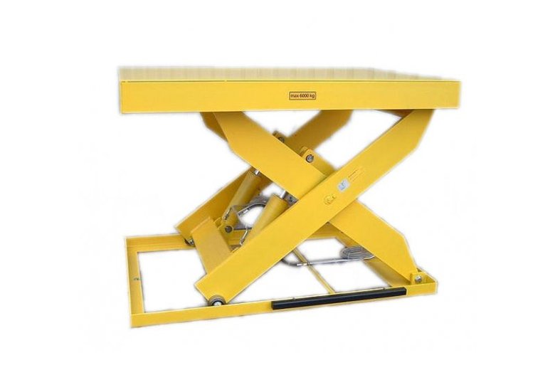 Single scissor hydraulic freight lift
